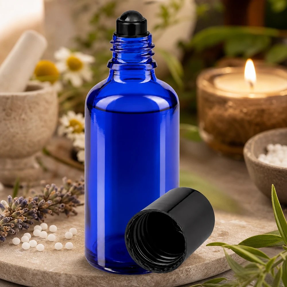 50 ml roll-on-flaska av UV-skyddande glas i koboltblått med svart kulapplikator, öppen