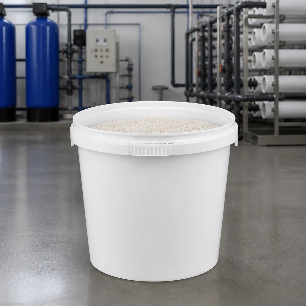 1-liters hink av vit polypropylenplast utan lock Vit plasthink på 1 liter av PP utan lock, fylld med granulat i en vattenreningsanläggning