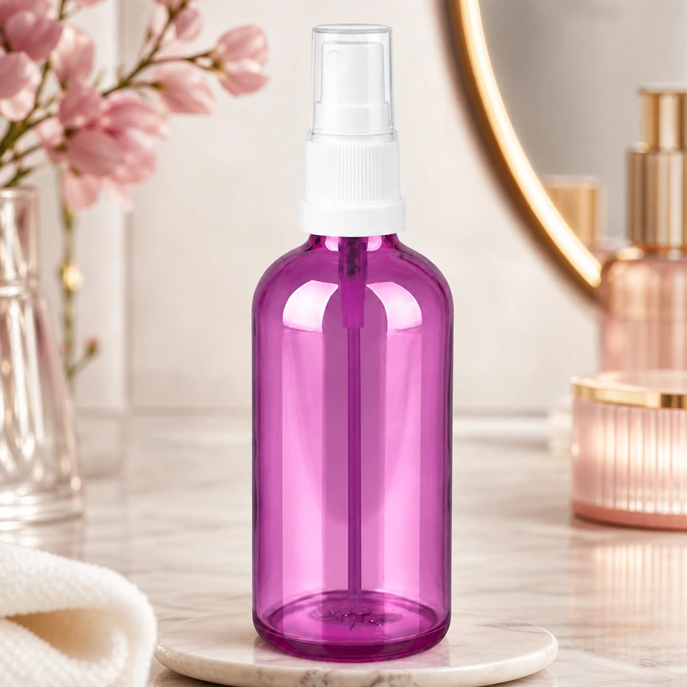 100 ml spraydispenser tillverkad av högkvalitativ plast i en trendig lila linjedesign
