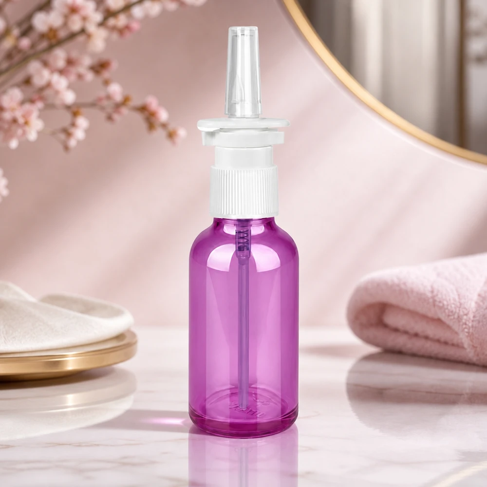 30 ml nässprayflaska vit/transparent standard PurpleLine. UT18/30 Högkvalitativ 30 ml nässprayflaska med exakt spraymekanism i snygg lila design