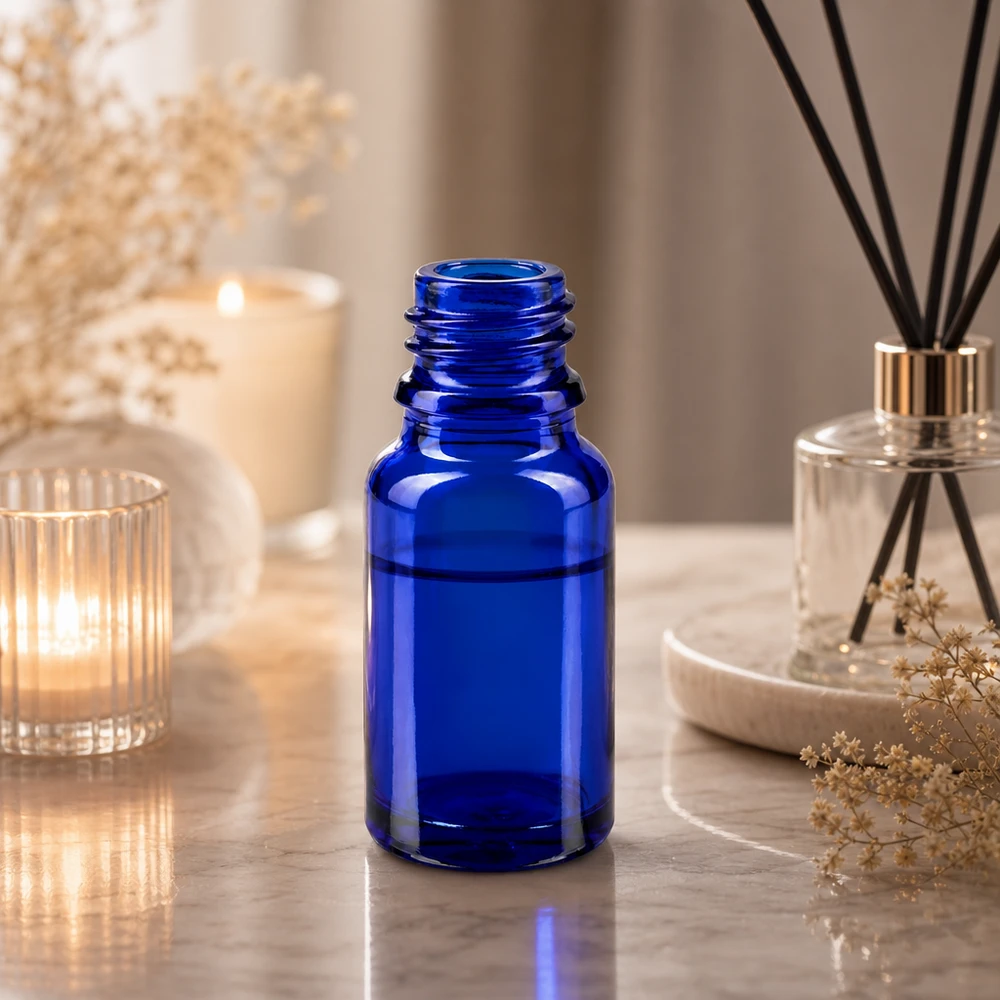 Liten 10 ml glasflaska i blått för exakt dosering av läkemedel och naturläkemedel