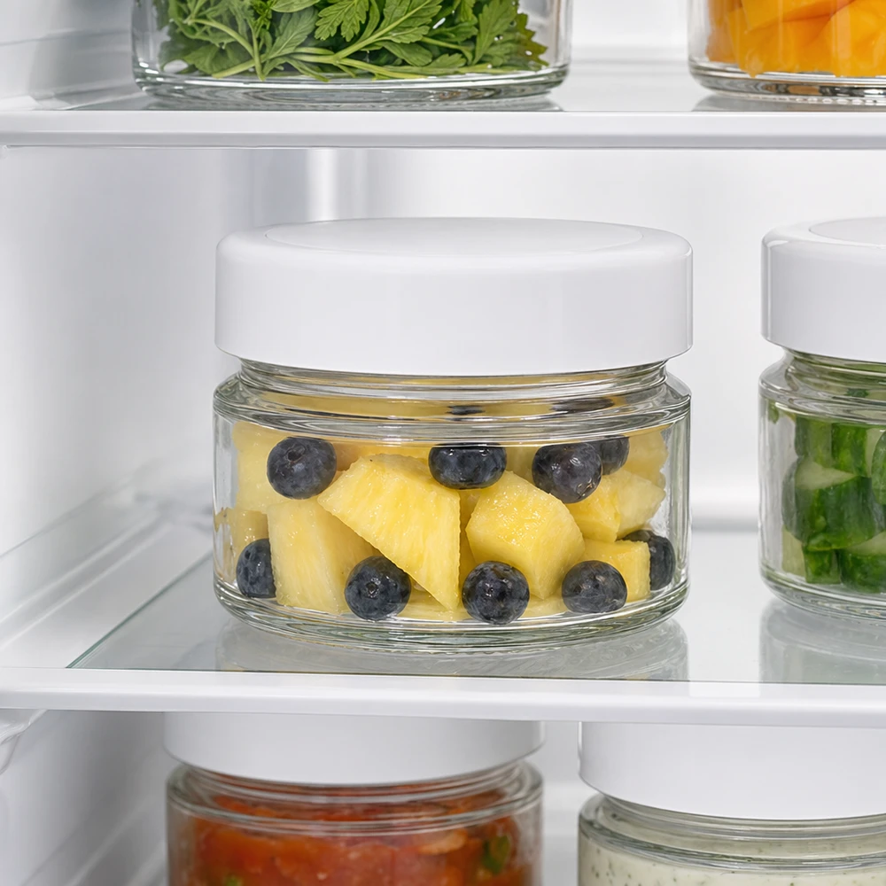 80 ml rund burk i kylskåpet med ananas och blåbär visar BasicSeal-lockets optimala egenskaper för att bevara färskheten