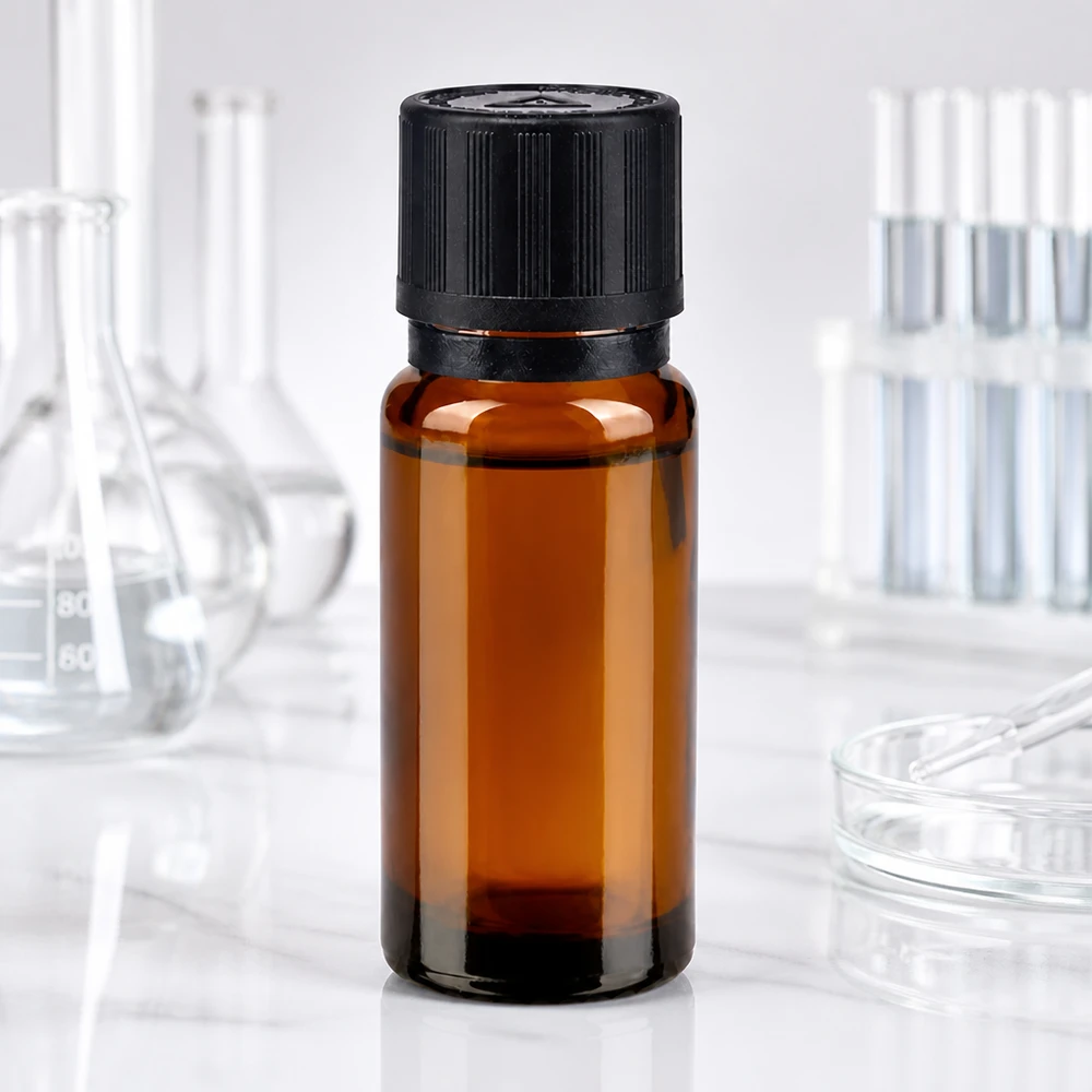 Apoteksflaska brun 10ml dropplock hällring 1mm svart barnsäkerhetslås blind varningssymbol manipuleringssäker förslutning En bärnstensfärgad glasflaska på 10 ml med svart barnsäkerhetslock i laboratoriemiljö