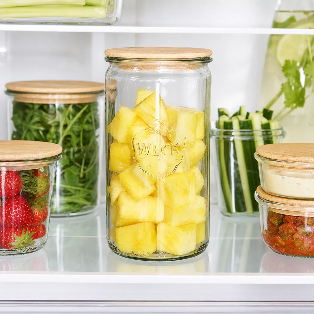 1590ml cylinderburk WECK RR100 med trälock WECK förvaringsburk 1590ml RR100 i kylen fylld med ananas för förvaring av färsk frukt med trälock