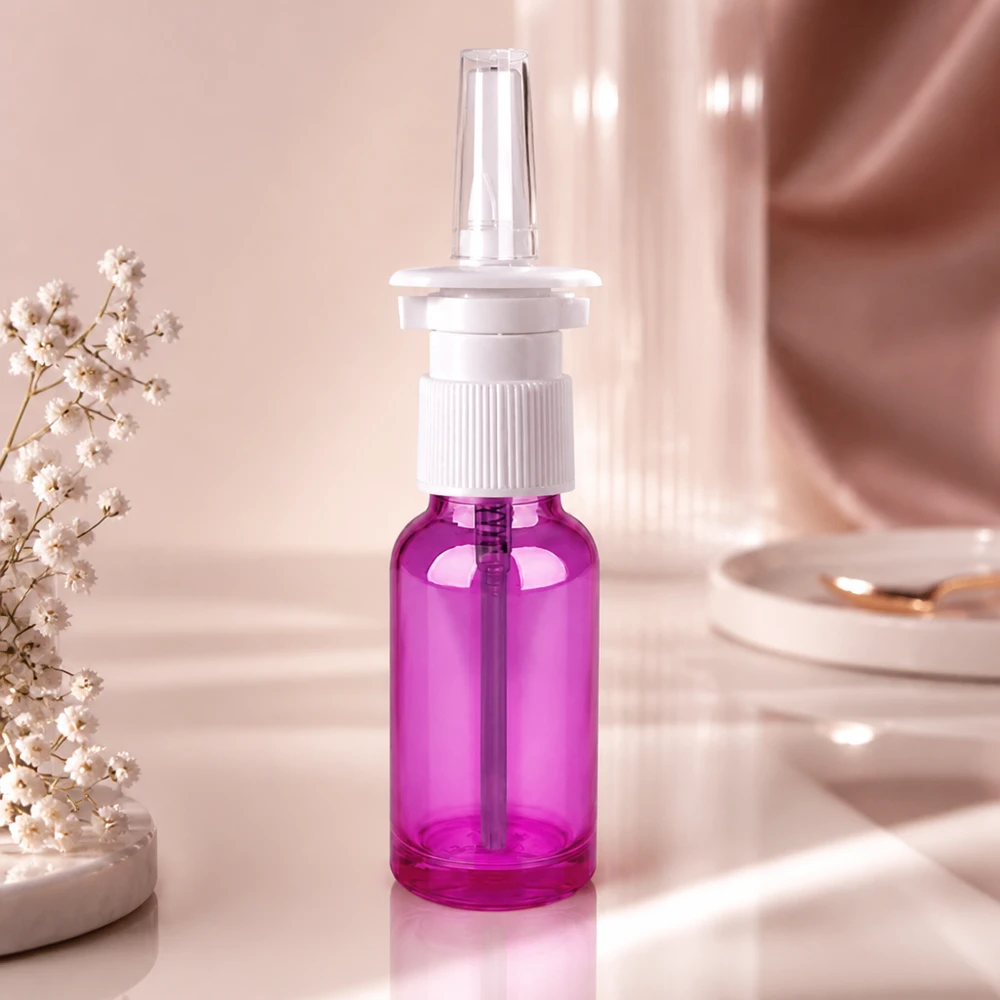 20ml nässprayflaska vit/transparent standard PurpleLine. UT18/20 Praktisk 20 ml nässprayflaska med UT18/20-gänga i snyggt lila för vardagsbruk