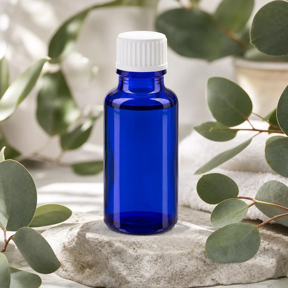 Apoteksflaska blå 20ml skruvlock vita globuler standard Liten blå apoteksflaska på 20 ml av UV-skyddande glas med vitt skruvlock på natursten