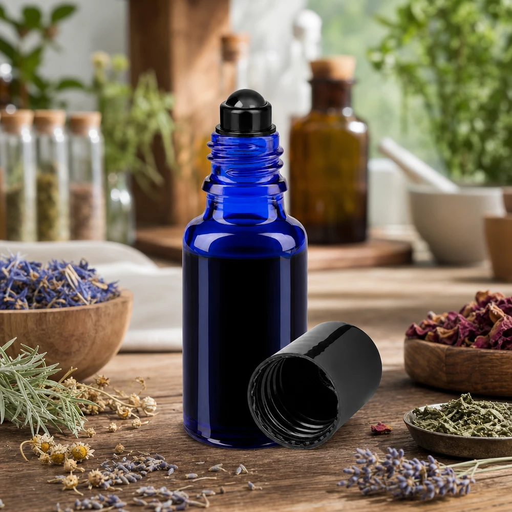 Blå 20 ml ApoGlas-roll-on-flaska med svart kulapplikator och örtdekor