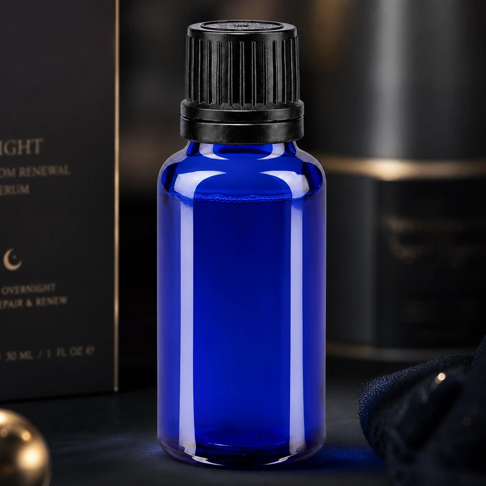 Apoteksflaska blå 20ml droppflaska vit 0,8mm standard Cylindrisk 20 ml droppflaska av koboltblått ApoGlas med räfflat svart lock mot mörk bakgrund