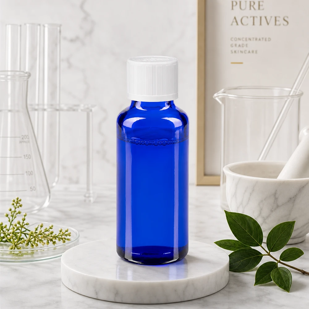 Apoteksflaska blå 30ml droppflaska vit barnskyddande standard Blå 30 ml laboratorieflaska med vitt säkerhetslock på en marmorsockel bland vetenskapliga glasinstrument