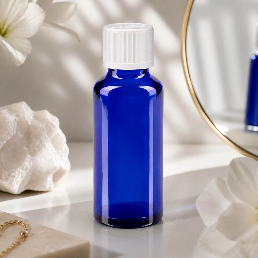 Smal 30 ml apotekarflaska av koboltblått glas med vitt barnsäkert lock