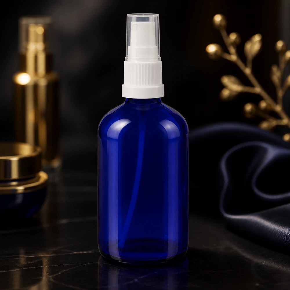 Apoteksflaska blå 100ml spray topp vit Koboltblå glasflaska på 100 ml med vit sprayhuvud och genomskinligt skyddslock