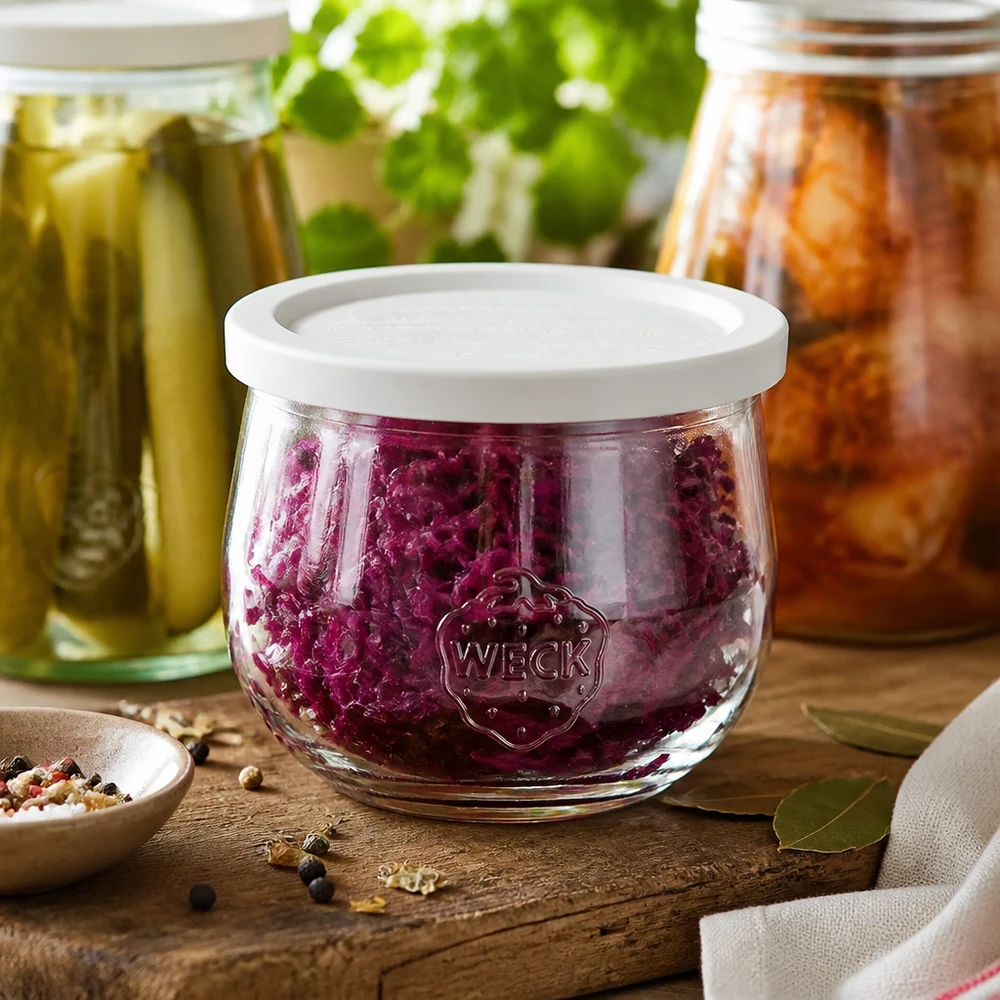 580ml tulpanburk med lock för färskhet WECK RR100 WECK Tulpenglas 580ml RR100 mit Rotkraut gefüllt zwischen eingelegten Gurken und Kimchi für Fermentierung und Konservier