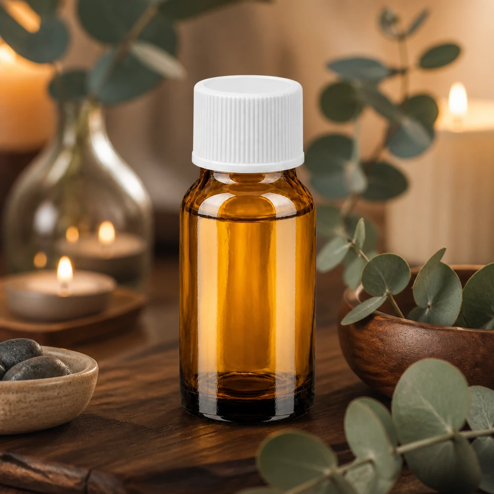 Liten 10 ml apoteksflaska av brunt glas med vitt skruvlock för aromaterapi