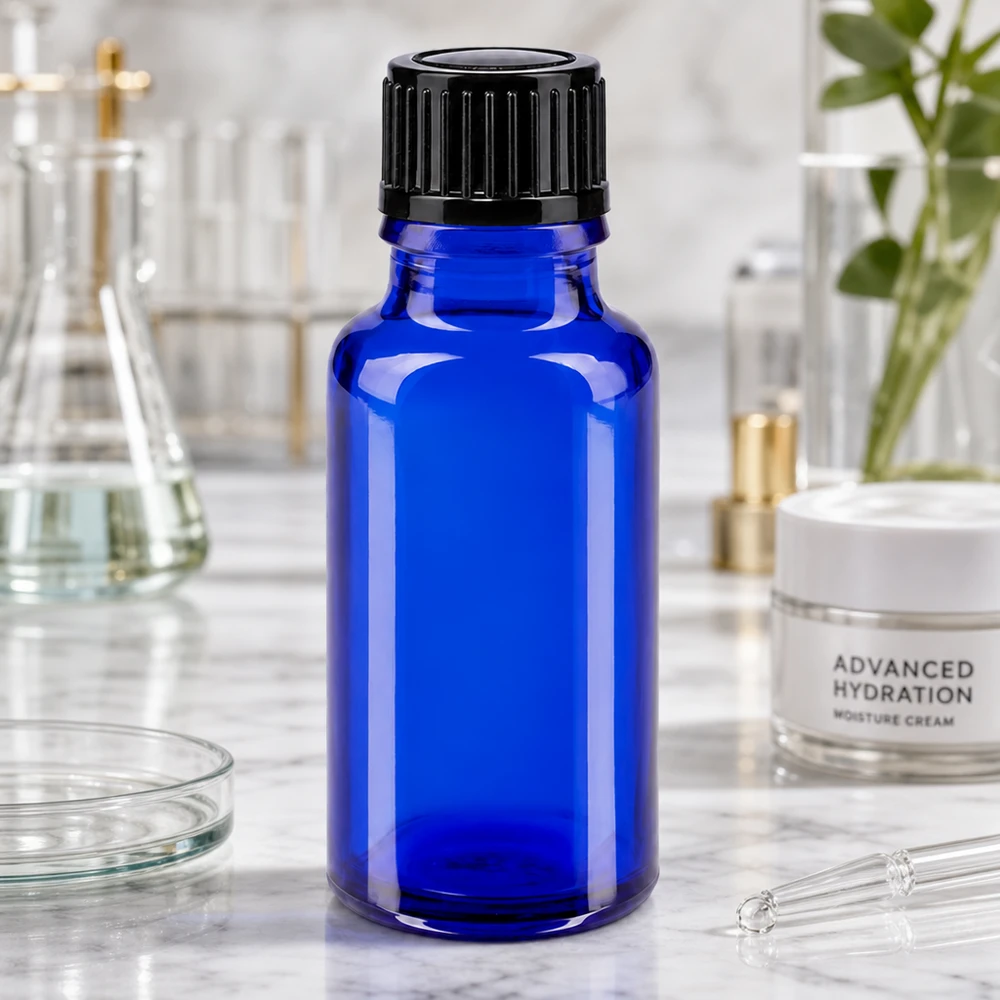Apoteksflaska blå 20ml skruvlock svart standard 20 ml apotekarflaska av koboltblått glas med räfflat skruvlock i laboratoriemiljö