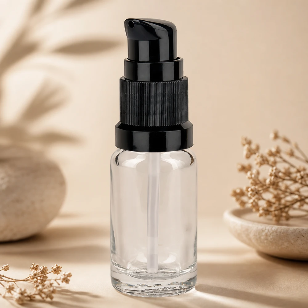 Genomskinlig 10 ml pumpflaska UT18/10 med svart pump på beige bakgrund