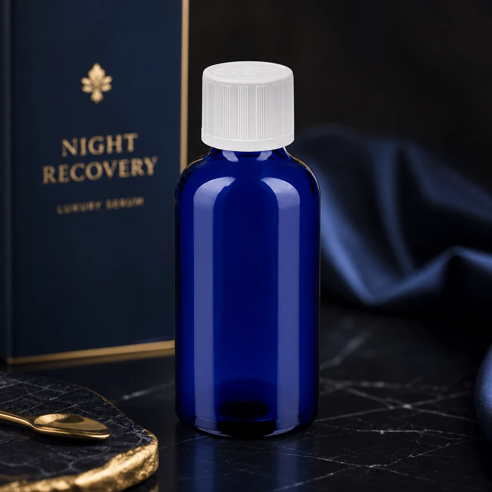 Kompakt 50 ml glasflaska med UV-skydd tack vare den blå färgen och det vita locket