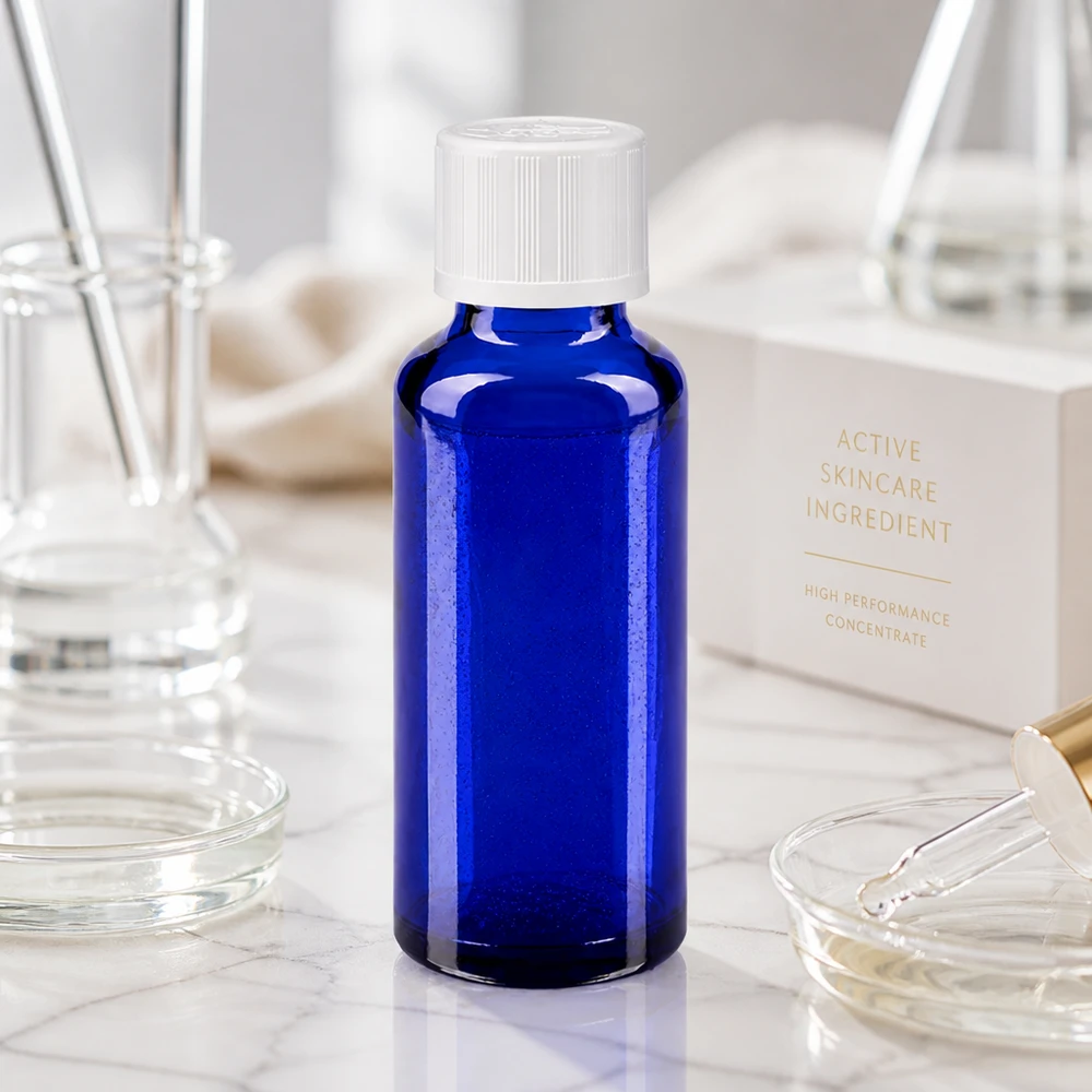 Apoteksflaska blå 30ml skruvkork vit barnsäker standard 30 ml apotekerglasflaska i koboltblått med vitt barnsäkert lock i laboratoriemiljö