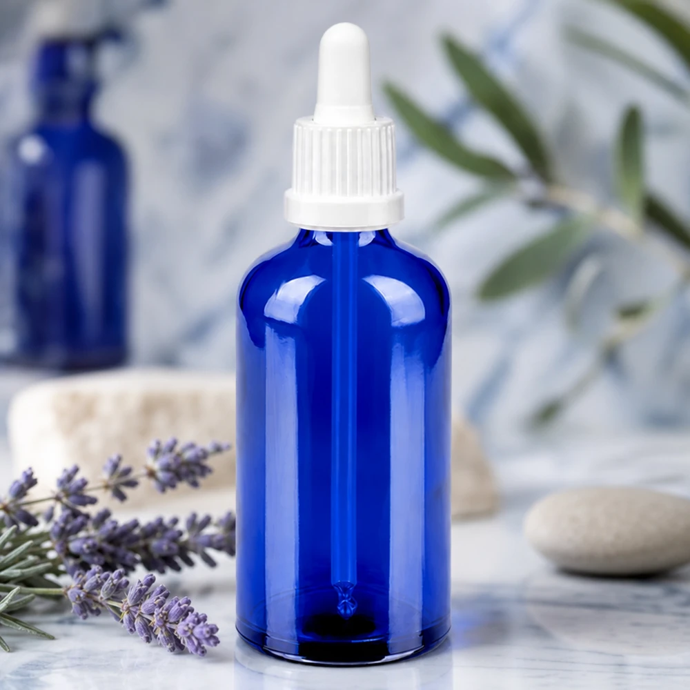 100 ml pipettflaska vit med säkerhetsförslutning BlueLine UT18/100 Elegant blå glasflaska 100 ml med ergonomisk BlueLine UT18/100-pipett för enkel hantering