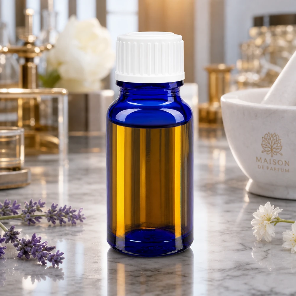 Apoteksflaska blå 10ml skruvkork vit standard Blå 10 ml apoteksflaska med vit standardkork bredvid lavendelblommor och en mortel