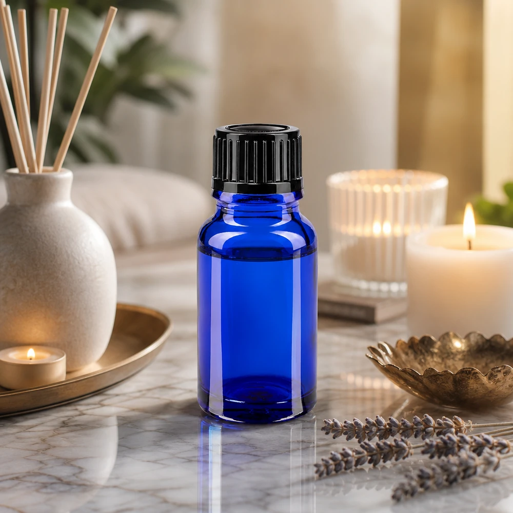 Apoteksflaska blå 10ml skruvlock svart standard Blå glasflaska på 10 ml med barnsäker skruvkork på marmor med lavendel