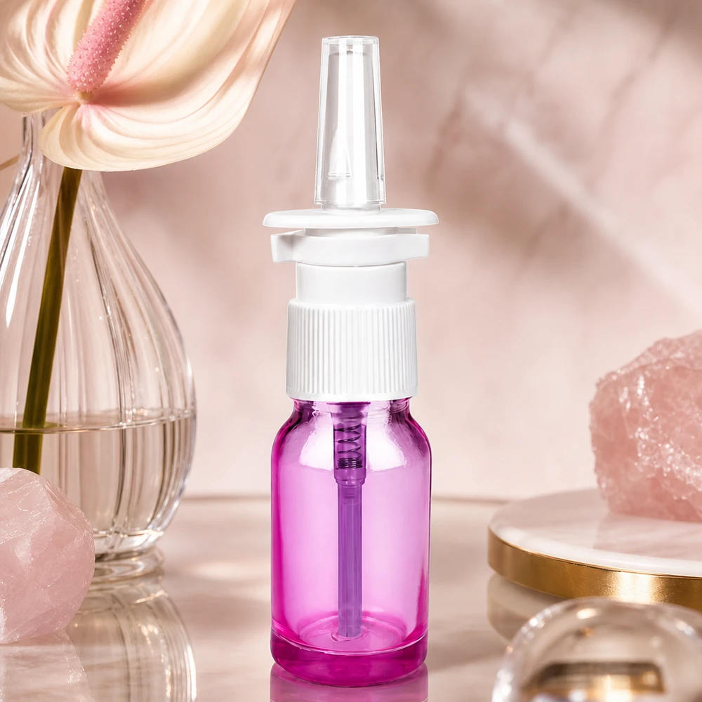 10ml nässprayflaska vit/transparent standard PurpleLine. UT18/10 Elegant 10 ml nässprayflaska i lila ljus med vitt sprayhuvud för exakt dosering