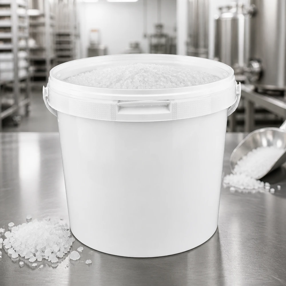 Livsmedelshink på 5,6 liter av vit PP-plast fylld med grovt salt i ett industriellt kök