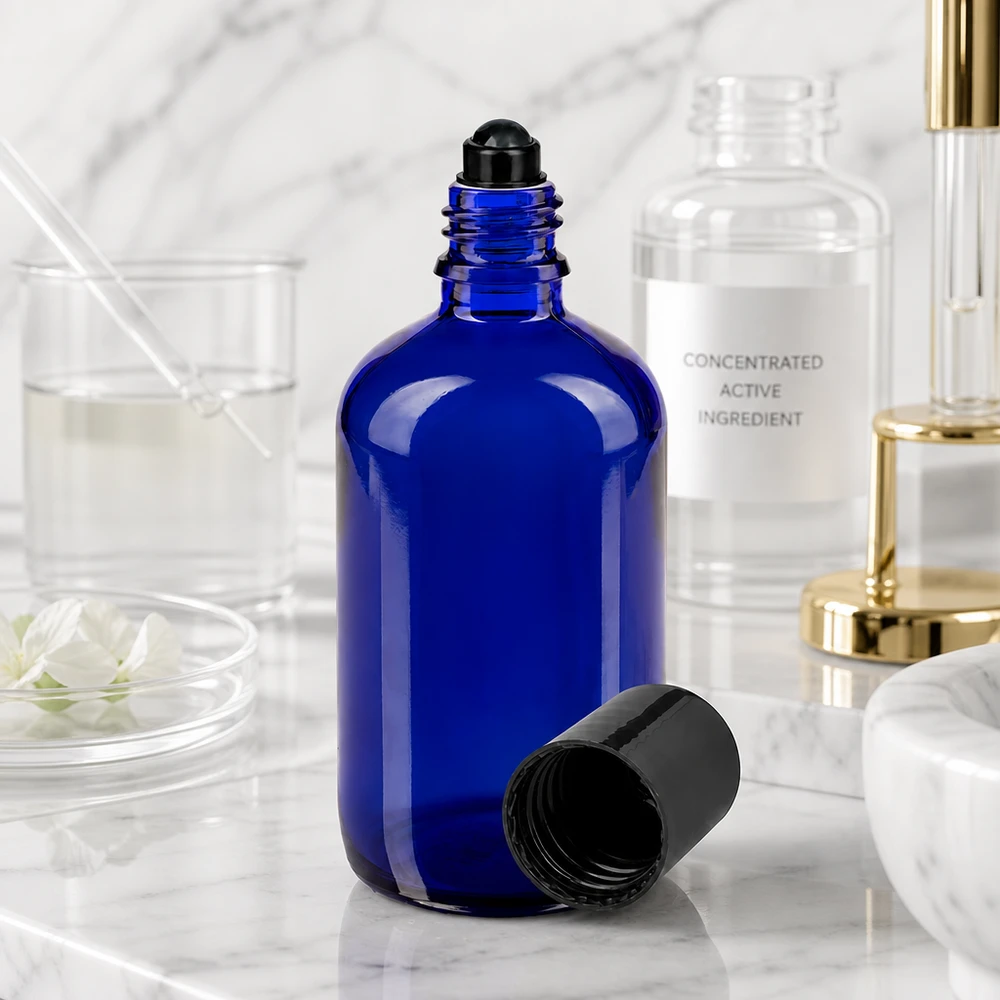 Apoteksflaska blå 100ml roll-on lock svart En öppnad 100 ml roll-on-flaska i koboltblått med svart kulspets i laboratoriemiljö
