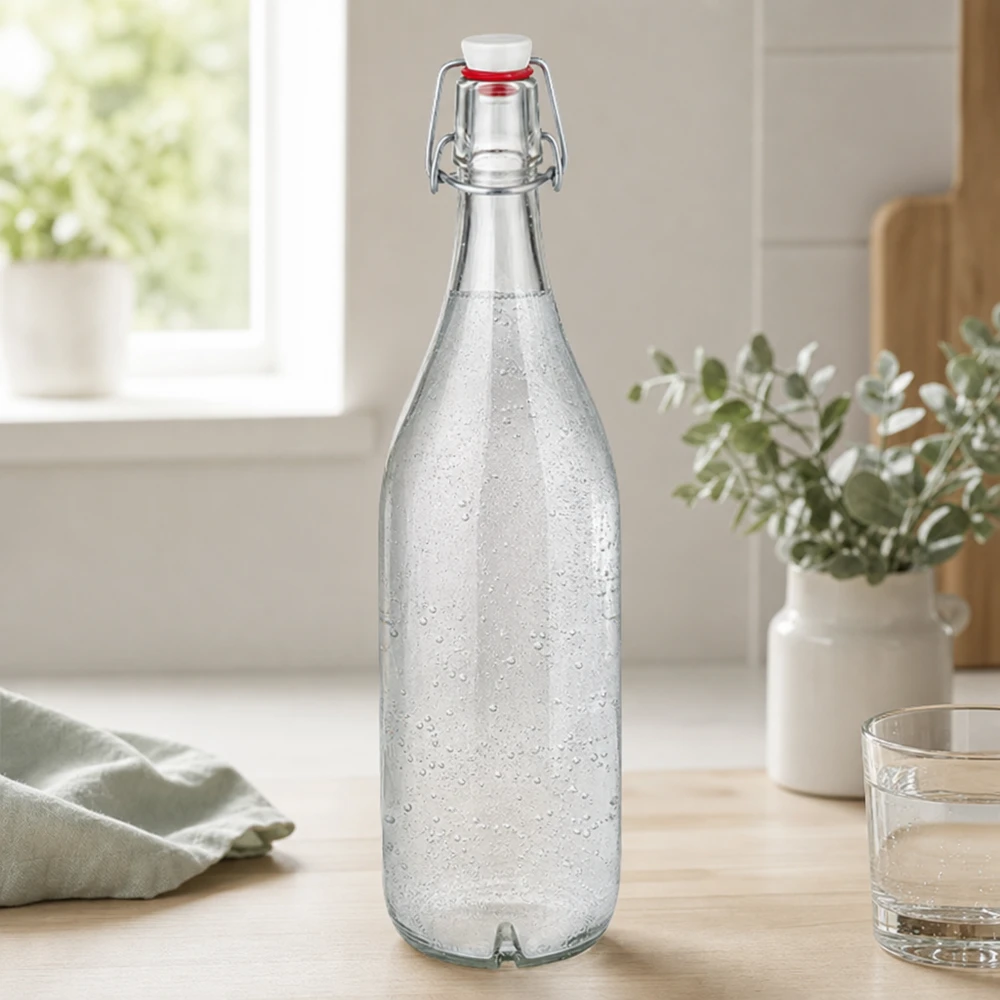 1000 ml glasflaska med svängbar topp fylld med kolsyrat vatten på träbord i modernt kök