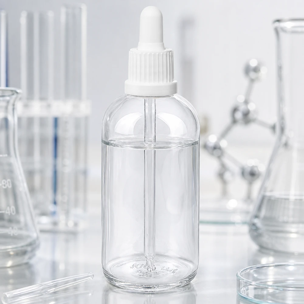 100 ml pipettflaska vit med säkerhetsförslutning ClearLine UT18/100 100 ml ClearLine-pipettflaska UT18/100 med vit gummisuge i laboratoriet
