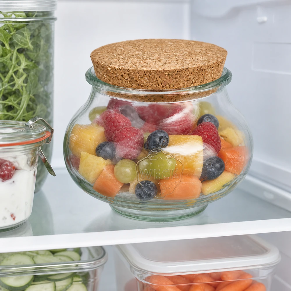 560ml smyckesburk WECK RR80 med naturkork WECK Schmuckglas 560ml RR80 mit Korkdeckel im Kühlschrank gefüllt mit frischem Obstsalat Kühlschrankorganisation