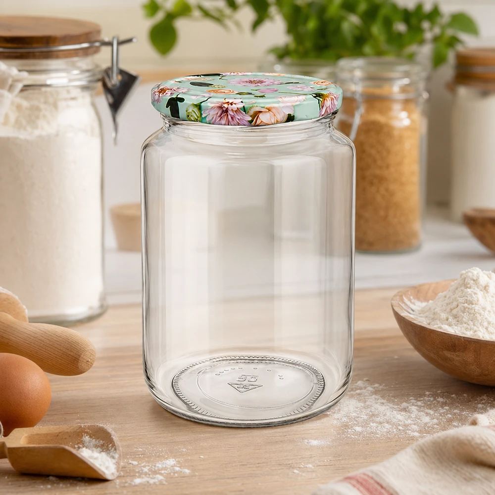 795 ml rund burk med BasicSeal blomlock mint i bakningskök, mjöl och bakingredienser på bänkskiva av trä