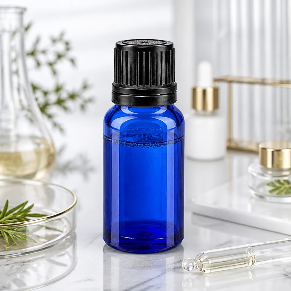 Apoteksflaska blå 10ml dropplock hällring 1mm svart manipuleringssäkert lock 10 ml blå droppflaska av UV-skyddande glas med svart äkthetsförsegling på marmor