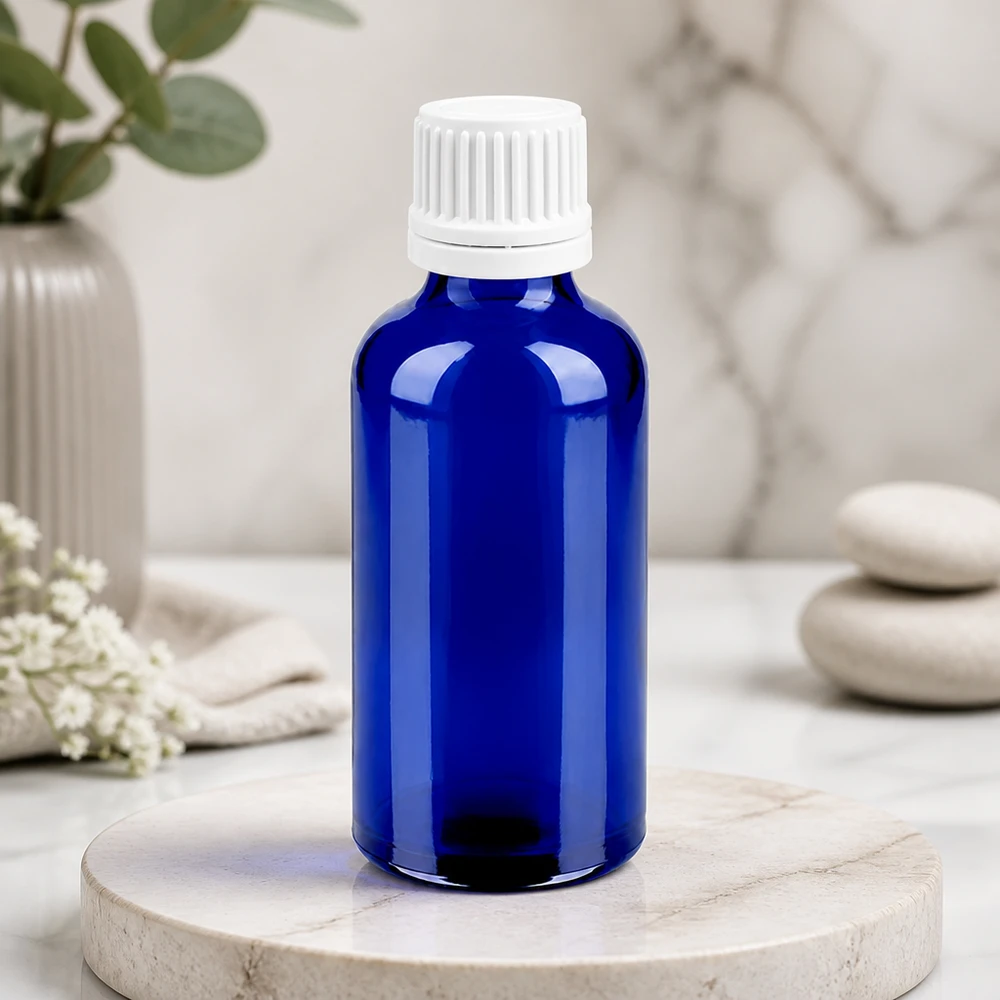 50 ml Droppflaska 0,7 mm vit med säkerhetsförslutning BlueLine UT18/50 50 ml BlueLine droppflaska tillverkad av högkvalitativt koboltglas med exakt 0,7 mm droppöppning