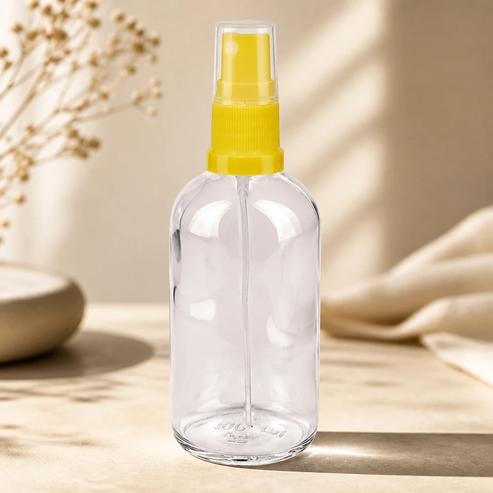 Tom 100 ml plastflaska med sprayhuvud i gult på träunderlag