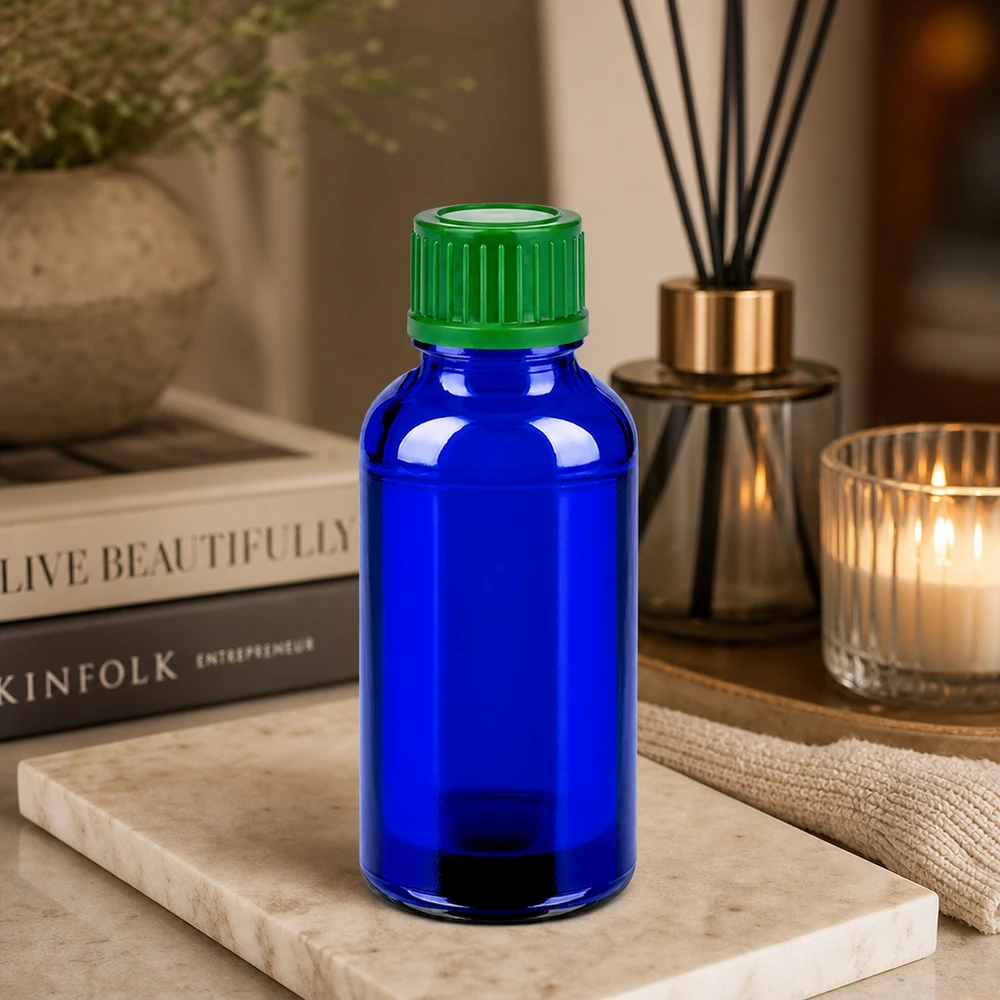 Högkvalitativ 30 ml glasflaska med UV-skydd tack vare blå färg och säkert skruvlock
