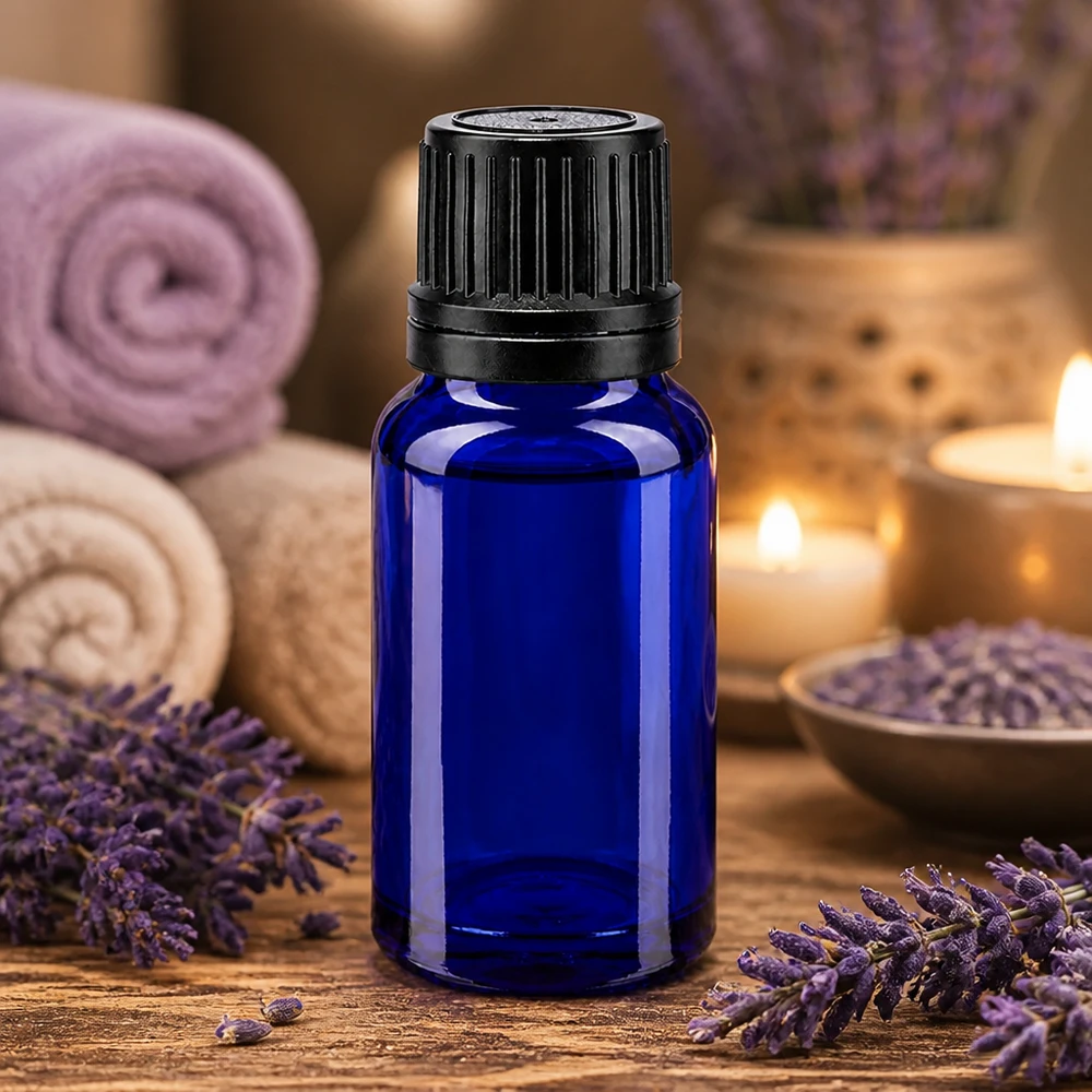 Apoteksflaska blå 10ml skruvkork svart hällring Tamper-evident förslutning Liten 10 ml blå glasflaska med svart originalförslutning, omgiven av lavendelblommor och ljus