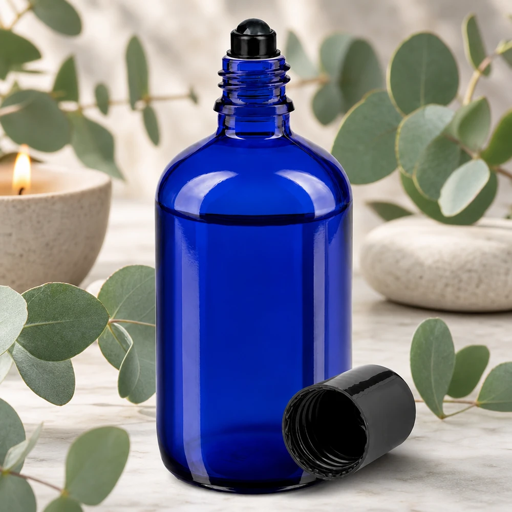 Apoteksflaska blå 100ml roll-on lock svart Cylindrisk 100 ml roll-on-flaska i koboltblått med svart kulspets och eukalyptus