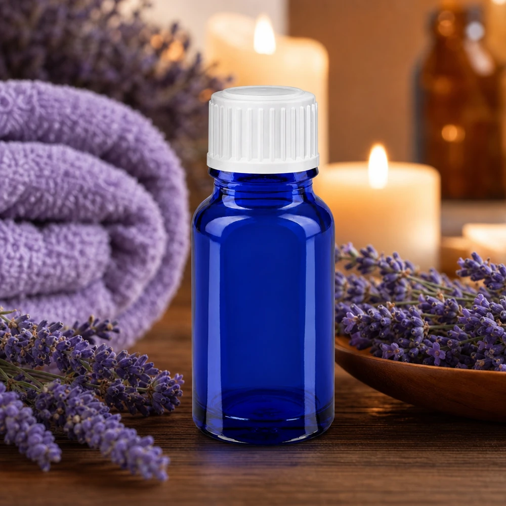 Apoteksflaska blå 10ml skruvkork vita globules standard 10 ml blå glasflaska med vitt lock, omgiven av lavendelblommor och ljus