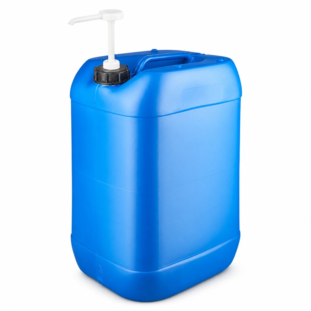 Dunk 25 liter blå med doseringspump Blå 25-liters plastdunk med vit doseringspump mot vit bakgrund