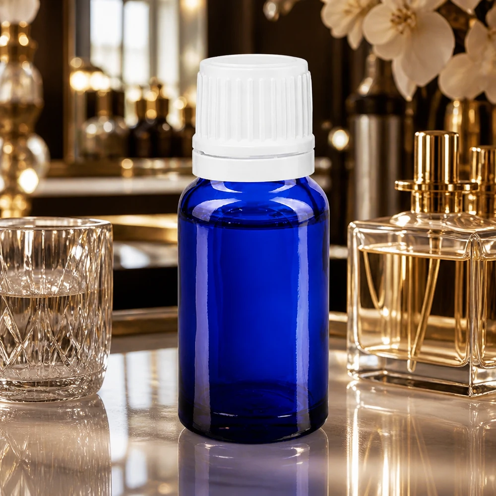 Apoteksflaska blå 10ml skruvkork vit säkerhetsförslutning Mörkblå 10 ml-flaska av apotekerglas med vitt skruvlock på ett marmorbord
