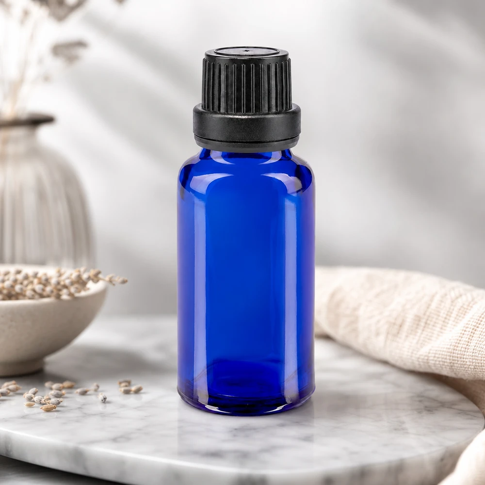 Apoteksflaska blå 20ml skruvlock svart tätningsinsats manipuleringssäker förslutning Blå 20 ml apoteksflaska av borosilikatglas med barnsäker svart kork, 11 mm