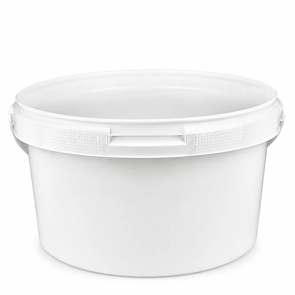 3,5 liters hink av vit polypropenplast utan lock Vit plasthink på 3,5 liter av PP utan lock, med förstärkt kant och handtagsfäste
