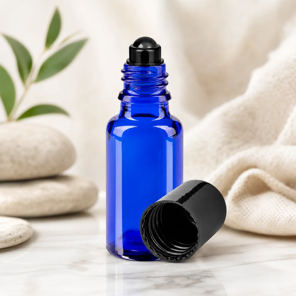 Apoteksflaska blå 20ml roll-on lock svart Blå 20 ml apotekerglasflaska av typen STD med rullapplikator, svart, öppnad