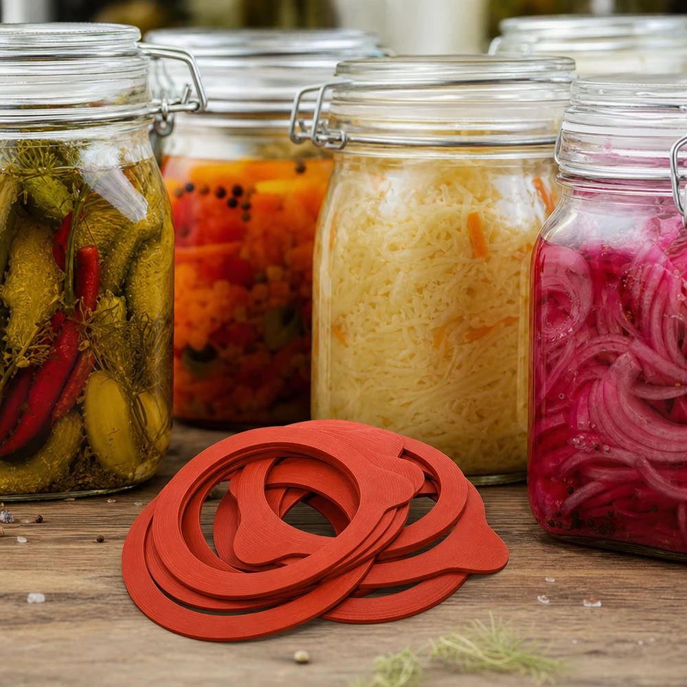 Konserveringsringar RR60 Naturgummi framför burkar med fermenterade grönsaker Sauerkraut Kimchi Inlagda gurkor Lök