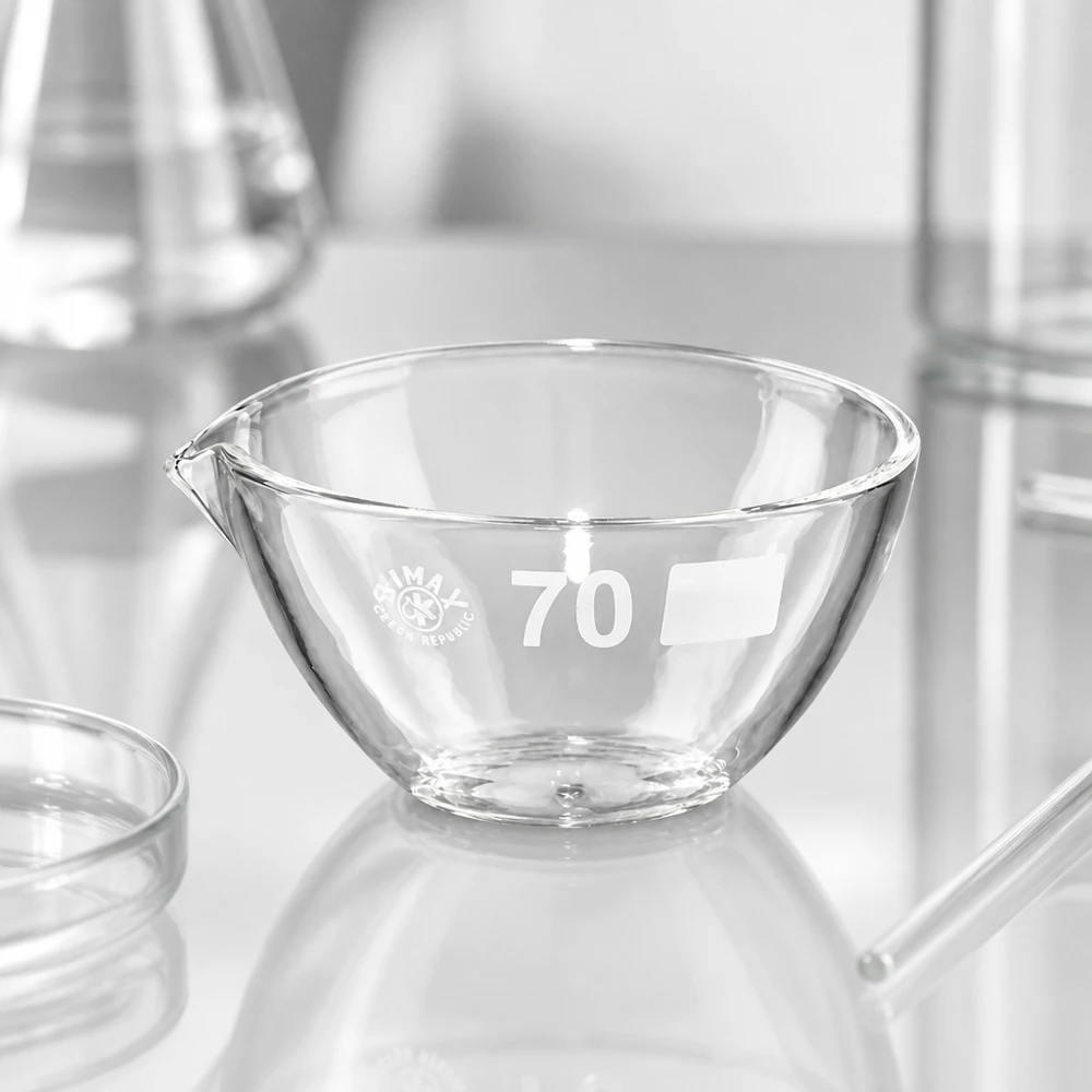 60ml indunstningsskål med pip av borosilikat ø70mm Kompakt laboratorieskål 60ml med praktisk pip och 70mm diameter tillverkad av robust borosilikatglas