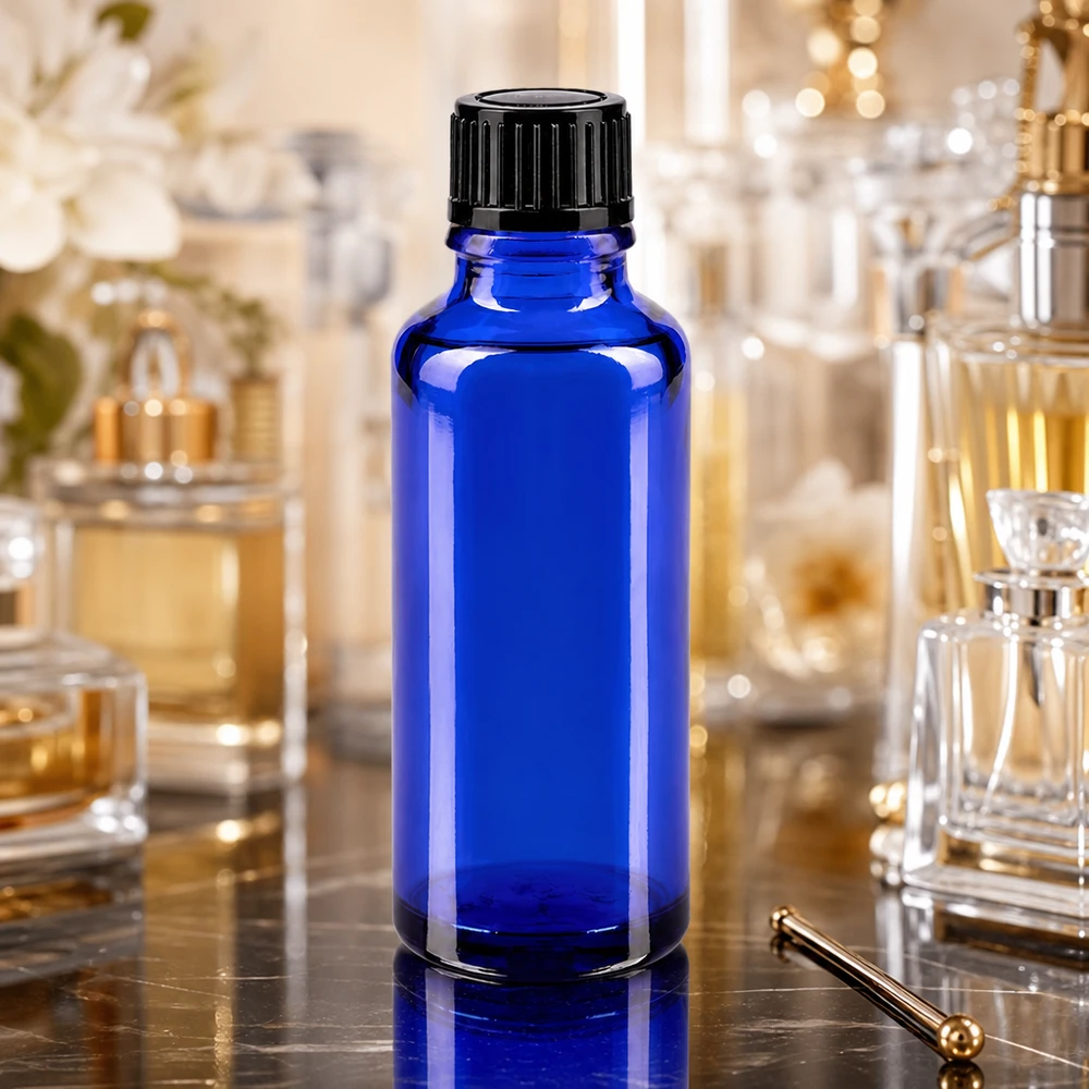 Apoteksflaska blå 30ml skruvlock svart standard Liten blå glasflaska på 30 ml med svart skruvlock framför eleganta parfymflaskor