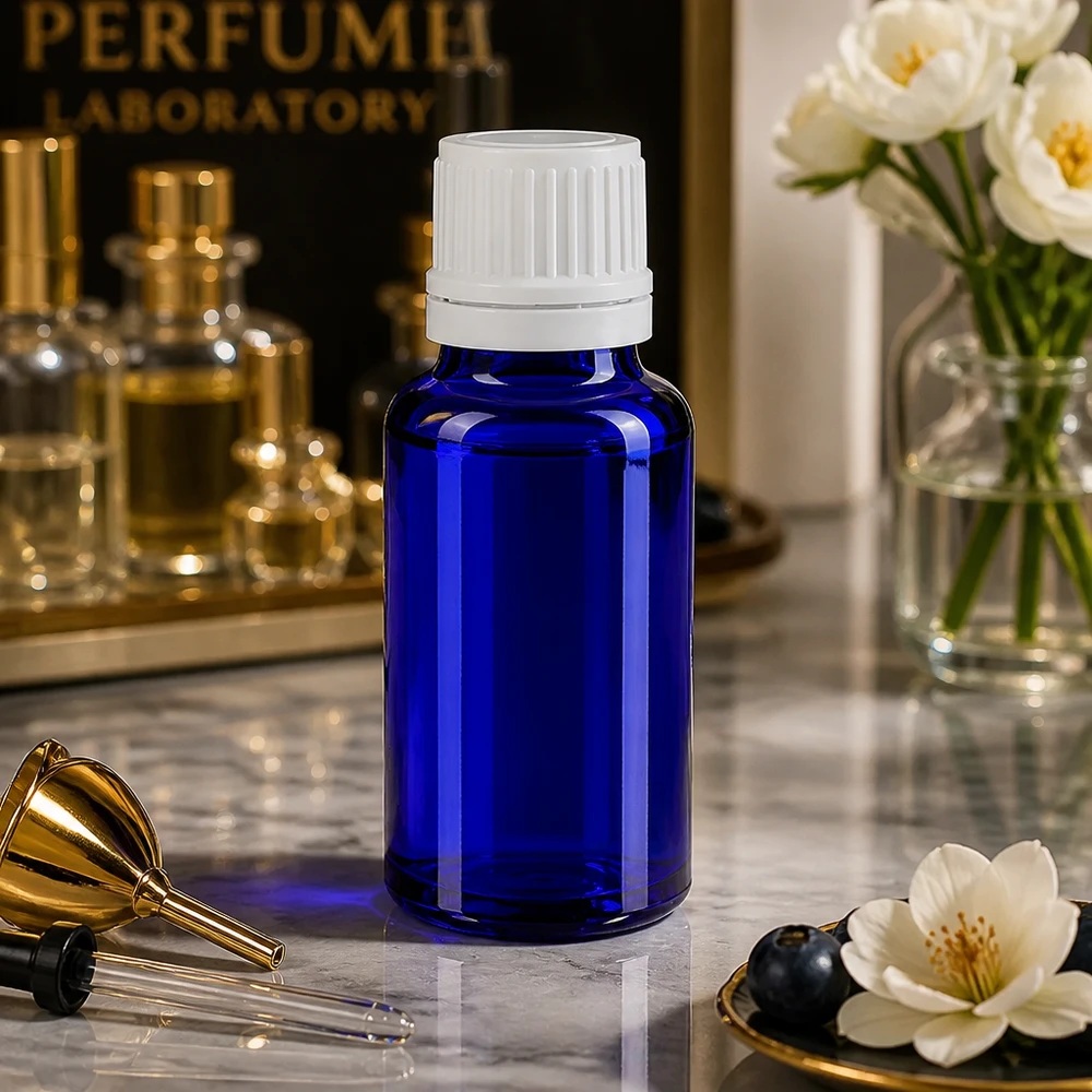 Apoteksflaska blå 20ml skruvkork vit med säkerhetsförslutning Koboltblå 20 ml apotekarflaska med vit originalförslutning i parfymlaboratoriet