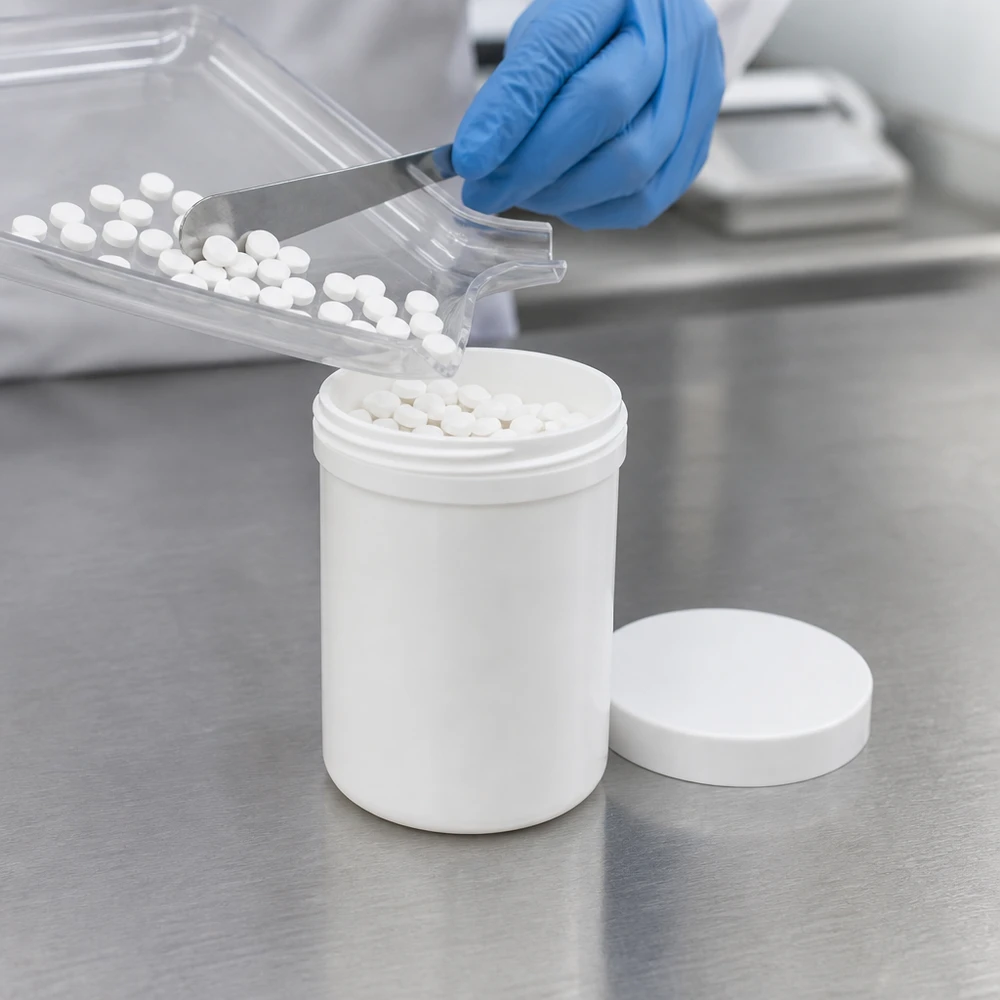 Farmaceutisk förpackning av tabletter i vita 150 g PP-salvburkar med skruvlock