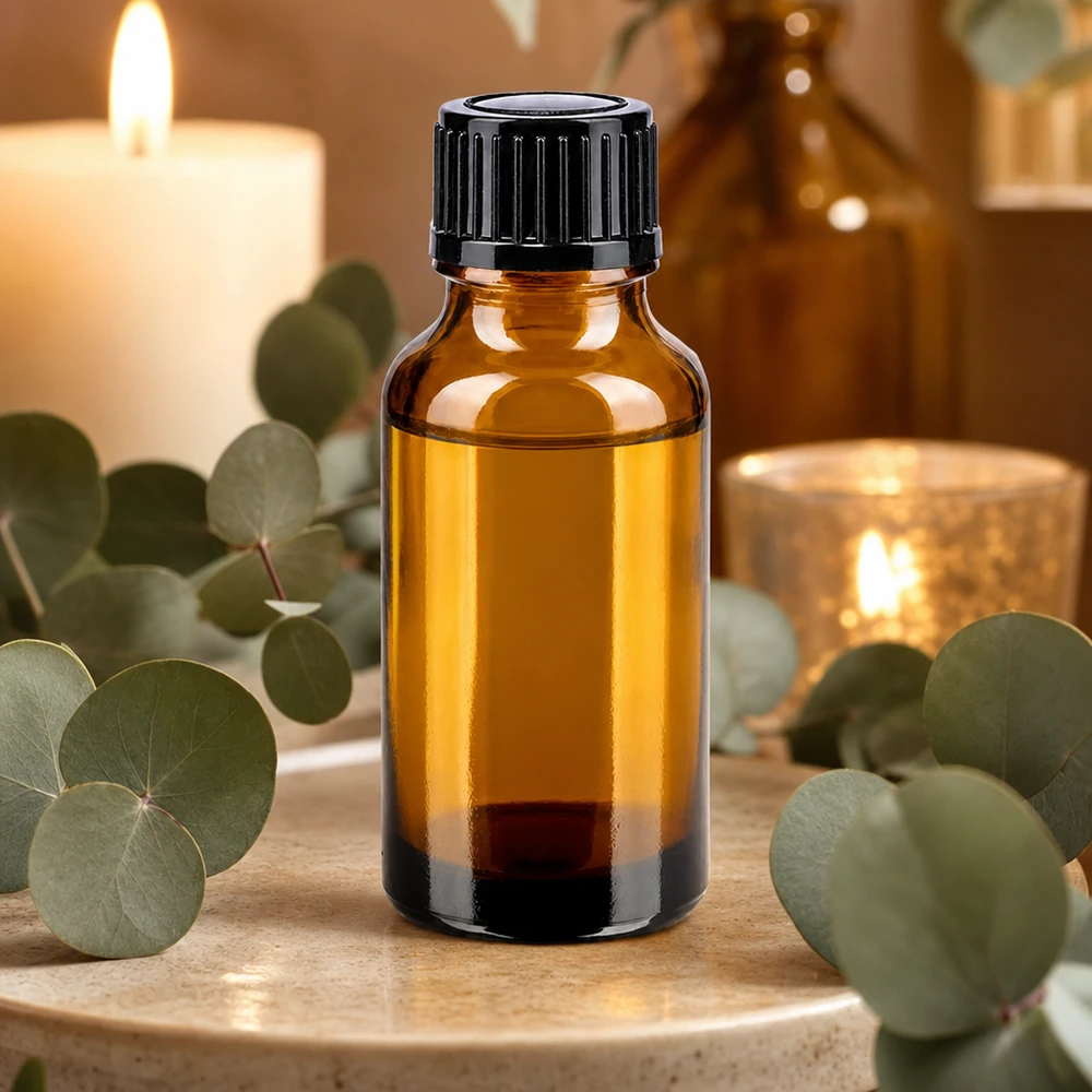 Apoteksflaska brun 20ml skruvkork svart standard Brun glasflaska på 20 ml med svart skruvlock, omgiven av eukalyptusgrenar och ljus