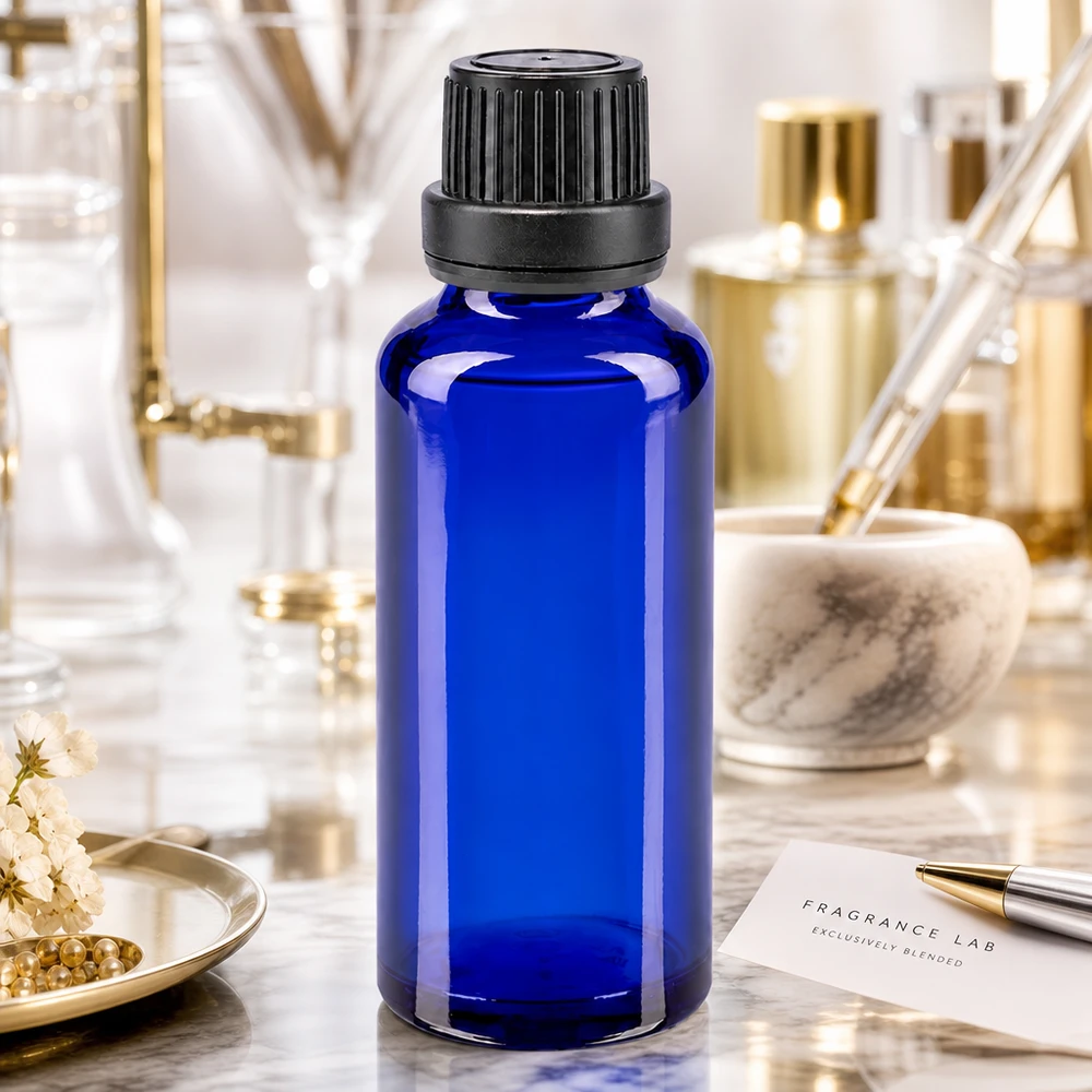 Apoteksflaska blå 30ml skruvkork svart manipuleringssäker förslutning 30 ml apotekarflaska i blått glas med barnsäker skruvkork i en parfymlaboratoriemiljö